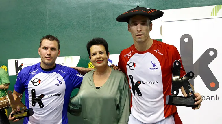 Uterga y Urriza con sus trofeos. Foto Maialen Andr&eacute;s.