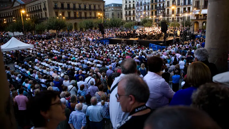 Concierto de La Pamplonesa y el Orfeón Pamplonés para conmemorar el 595 aniversario de la promulgación del Privilegio de la Unión en la Plaza del Castillo. MIGUEL OSÉS_9