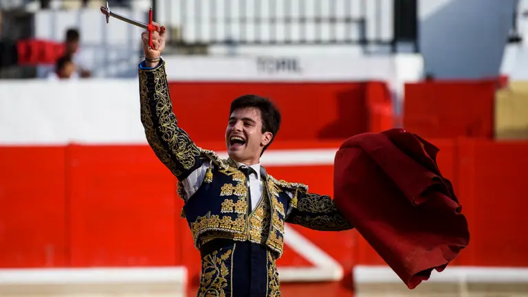 Última corrida de la Feria del Peralta con novillos de Fernando Peña para Alejandro Conquero, Toñete y El Galo. MIGUEL OSÉS_42