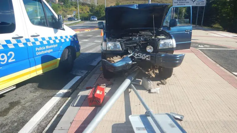 Accidente de tráfico en la calle San Cristóbal en la que un hombre colisionó contra una farola. POLICÍA MUNICIPAL DE PAMPLONA