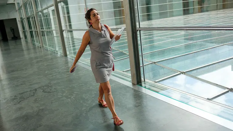 Laura Pérez en el Parlamento de Navarra. PABLO LASAOSA