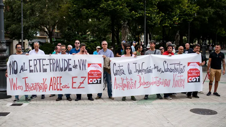 Concentración frente al Parlamento de Navarra para protestar por el ERE de Volkswagen. MIGUEL OSÉS_1