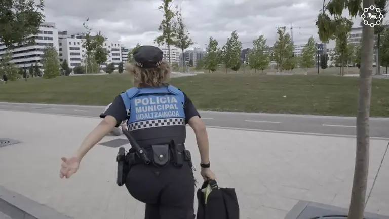 Una agente de la Policía Municipal de Pamplona corre para atender una llamada de emergencia por una persona herida en la calle POLICÍA MUNICIPAL