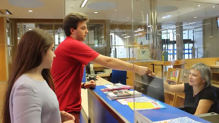 Uno de los alumnos participantes en el programa de mentores de la UPNA ayuda a una nueva estudiante en su primer curso en la universidad Foto UPNA