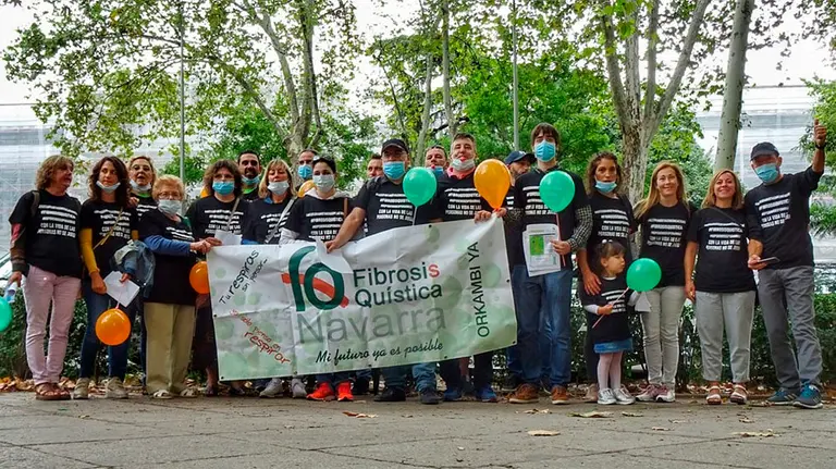La representación navarra de afectados por fibrosis quística que ha acudido a la manifestación en Madrid reclamando un tratamiento médico IMAGEN CEDIDA