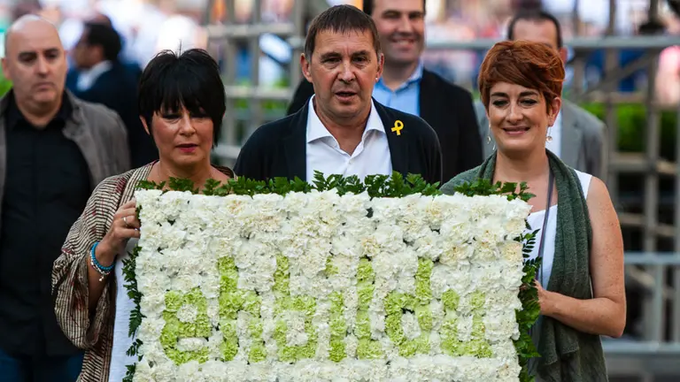 Ofrenda floran frente al monumento a Casanova y momentos de tension frente a la ofrenda floral. MIGUEL OSÉS_4