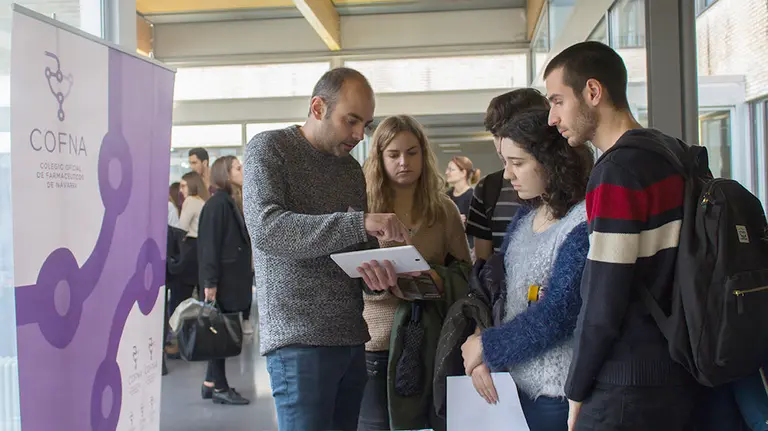 Alumnos en un foro de empleo de la Universidad de Navarra Foto UNAV