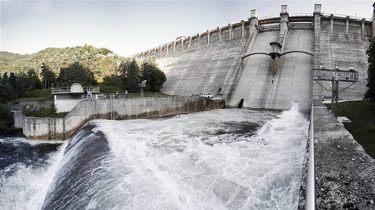 El embalse de Eugi ha desembalsado, a lo largo de tres horas, unos 130.000 metros cúbicos de agua del fondo con el fin de eliminar materia orgánica y metales (hierro y manganeso fundamentalmente) y contribuir así a mejorar la calidad del agua suministrada. EFE/Jesús Diges
