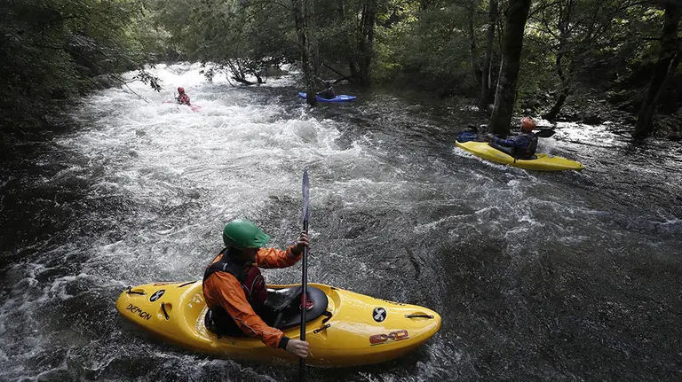 Un grupo de piragüistas aprovechan la crecida del río Arga para descender por sus aguas tras el desembalse del pantano de Eugi que a lo largo de tres horas ha desembalsado unos 130.000 metros cúbicos de agua del fondo con el fin de eliminar materia orgánica y metales. EFE/Jesús Diges