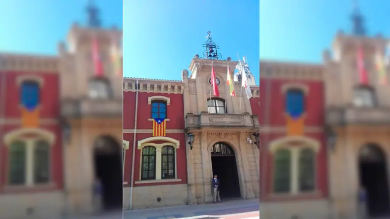 La estelada colgando de uno de los balcones del Ayuntamiento de Estella