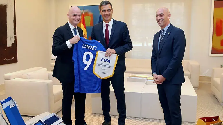 GRAF993. MADRID, 12/09/2018.- Fotografía facilitada por Presidencia del Gobierno del jefe del Ejecutivo, Pedro Sánchez (c), durante el encuentro que ha mantenido con el presidente de la Federación Española de Fútbol, Luis Rubiales (d), y el presidente de la FIFA, Gianni Infantino (i), hoy en el Palacio de la Moncloa. EFE/POOL/Presidencia Gobierno/Fernando Calvo