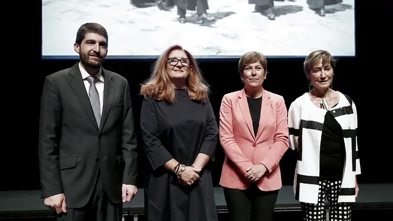La presidenta del Gobierno de Navarra Uxue Barkos (2d), junto a la presidenta del Consejo General de la Abogacía Española, Victoria Ortega Benito (d), la decana del MICAP, Blanca Ramos, (2i) y el teniente alcalde del Ayuntamiento de Pamplona Aritz Romeo (i), durante el acto institucional celebrado hoy en el Baluarte donde el Muy Ilustre Colegio de Abogados de Pamplona (MICAP) conmemora el bicentenario de su fundación. EFE/ J. Diges