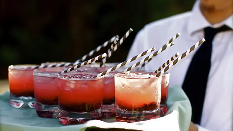 Imagen de un barman sirviendo varios cócteles elaborados con vino ARCHIVO