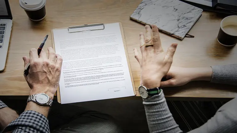 Un hombre y una mujer mantienen una reunión