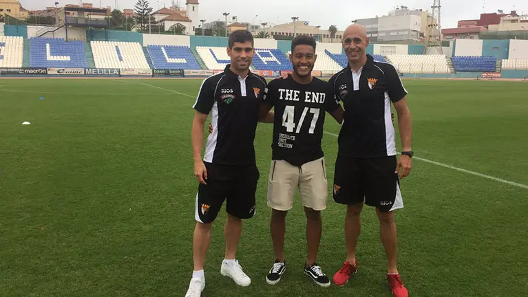 Antonio Otegui saluda a los jugadores del Tudelano Twitter