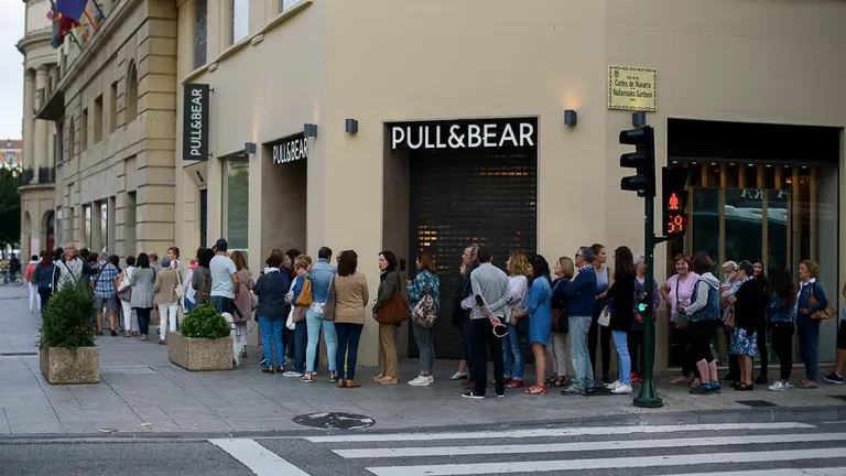 Decenas de personas hacen cola apra comprar una entrada para el concierto de Amaia de OT en el Teatro Gayarre. PABLO LASAOSA 01