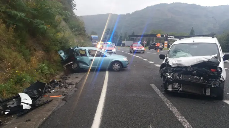 Estado de los dos vehículos colisionados en Bera de Bidasoa en el accidente que le ha costado la vida a la conductora del coche, una joven de 26 años POLICÍA FORAL