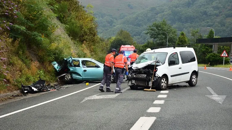 Estado de los dos vehículos colisionados en Bera de Bidasoa en el accidente que le ha costado la vida a la conductora del coche, una joven profesora de 26 años POLICÍA FORAL