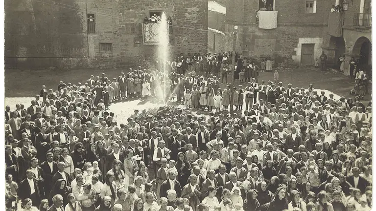 Fotografía realizada el 14 de septiembre de 1918 en la plaza de los Fueros de Larraga, cuando las autoridades abrieron el surtidor del agua