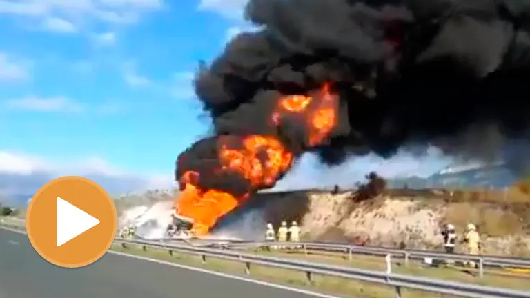 Aparatoso accidente con dos camiones implicados en Álava