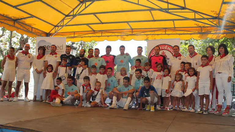 Presentación del club Cintruénigo de fútbol sala con patrocinadores, equipo, autoridades y chiquillos de la escuela de futbol sala. Cedida.