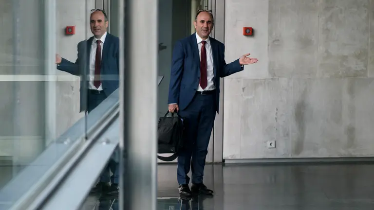 El vicepresidente de Desarrollo Económico, Manu Ayerdi, comparece en el Parlamento para tratar sobre las decisiones en relación con la empresa Davalor Salud. MIGUEL OSÉS_1