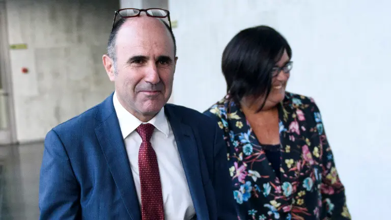 El vicepresidente de Desarrollo Económico, Manu Ayerdi, comparece en el Parlamento para tratar sobre las decisiones en relación con la empresa Davalor Salud. MIGUEL OSÉS_4