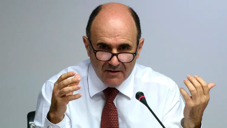 El vicepresidente de Desarrollo Económico, Manu Ayerdi, comparece en el Parlamento para tratar sobre las decisiones en relación con la empresa Davalor Salud. MIGUEL OSÉS_8