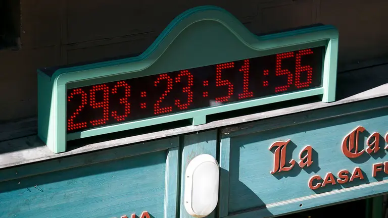 Carmelo, de la Casa del Libro, inaugura el nuevo reloj de la cuenta atrás de San Fermín. PABLO LASAOSA 08