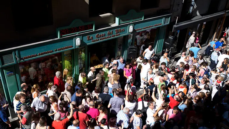 Carmelo, de la Casa del Libro, inaugura el nuevo reloj de la cuenta atrás de San Fermín. PABLO LASAOSA 10