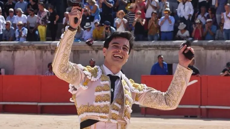 Toñete, con las dos orejas de su primer toro en la plaza de toros de Nimes
