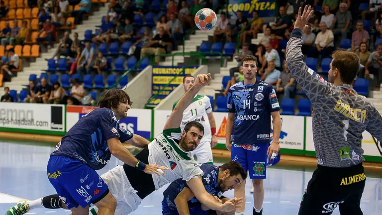 El Helvetia Anaitasuna y el Abanca Ademar León se enfrentan en partido de la segunda jornada de la Liga Asobal. PABLO LASAOSA 05