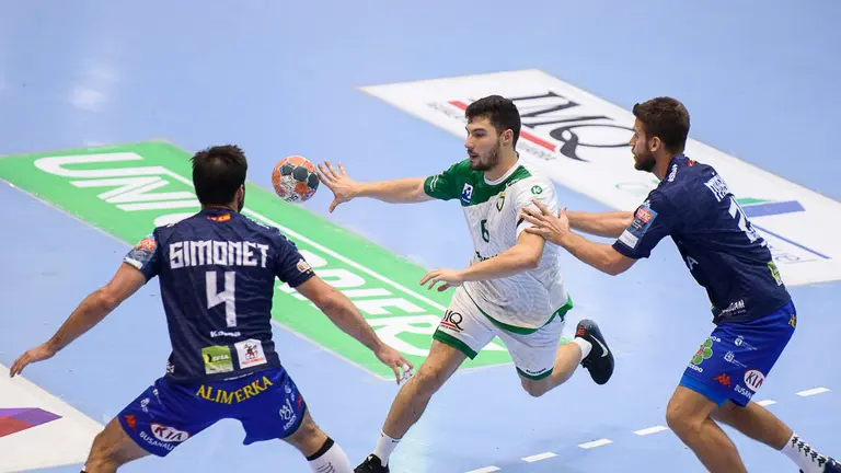 El Helvetia Anaitasuna y el Abanca Ademar León se enfrentan en partido de la segunda jornada de la Liga Asobal. PABLO LASAOSA 21