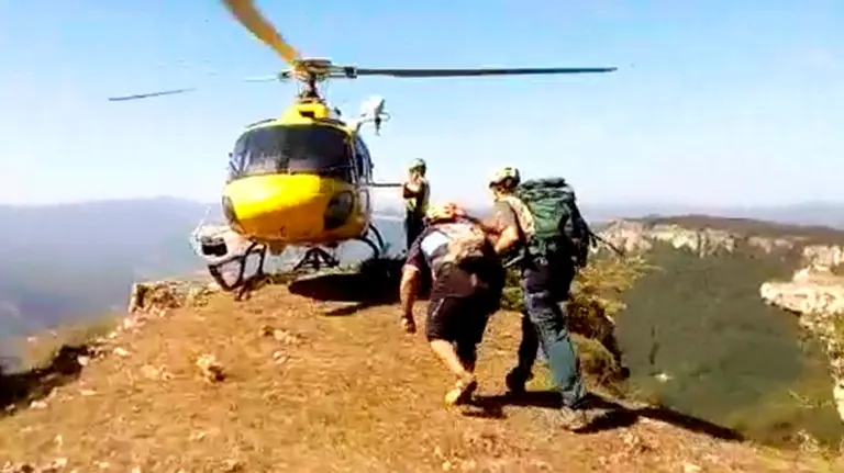 Rescate de un ciclista en helicóptero por la Guardia Civil en la sierra de Urbasa