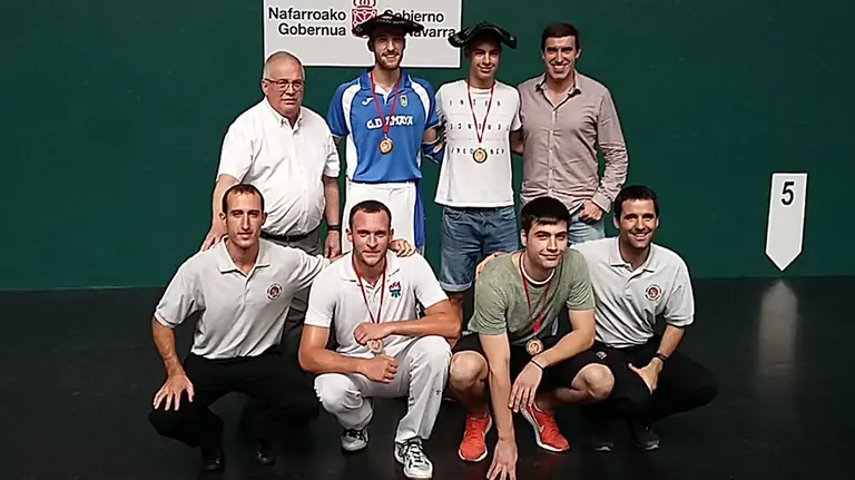 Pelotaris finalistas con los organizadores. Facebook FNP.