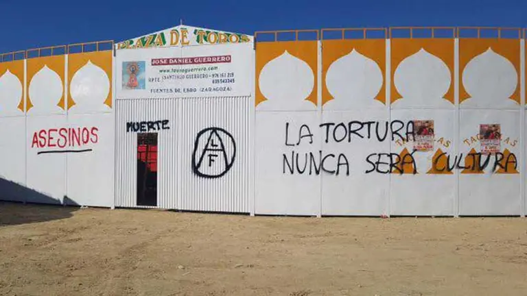 Pintadas antitaurinas en la plaza de toros de Olite SENTIR TAURINO 2