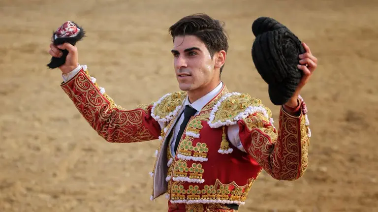 Miguel Ángel Pacheco pasea este domingo su oreja en la plaza de toros de Olite.