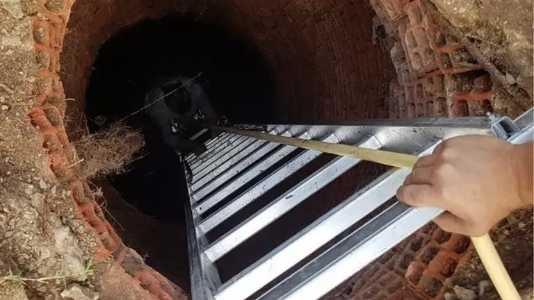 Imagen del rescate a una anciana tras caer seis metros en un pozo en Alicante y quedar sujeta a una manguera EUROPA PRESS