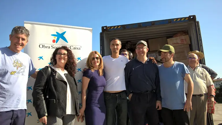 Carga del material adquirido con los 2.000 euros entregados por Obra Social La Caixa