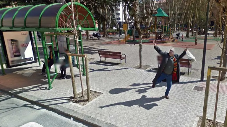 Un hombre saluda a la cámara de Google Maps en Pamplona en la plaza de la Cruz en marzo de 2015.