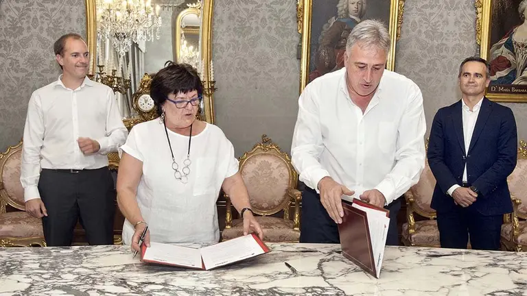 La consejera Beaumont y el alcalde Asirón en la firma del convenio