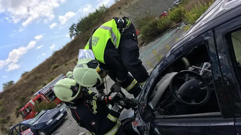 Los bomberos simulan el rescate de un conductor atrapado bajo la ventanilla de un coche después de un accidente de tráfico. BOMBEROS DE NAVARRA