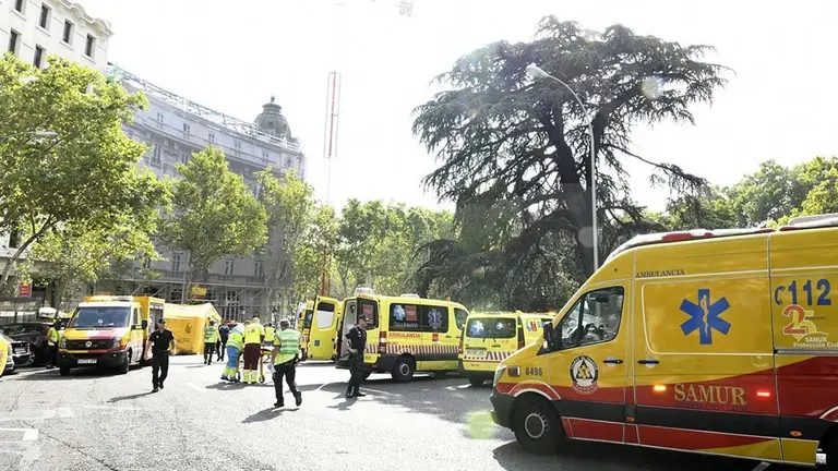 Integrantes de los servicios de Emergencias en las inmediaciones del madrileño hotel Ritz