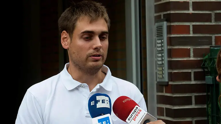 GRAF5311. PUENTE SAN MIGUEL (ESPAÑA), 18/09/2018.- El hermano de la Golfista, Celia Barquín Arozamena, Adrían Barquín, realiza declaraciones a los medios de comunicación en su casa de la localidad cántabra de Puente San Miguel. La golfista Celia Barquín Arozamena ha sido asesinada en Estados Unidos, su cadáver fue hallado en el campo de golf Coldwater, en la localidad de Ames, en el estado de Iowa, después de que su bolsa de palos abandonada llamara la atención de otros golfistas que alertaron a la Policía, que ya ha detenido a un hombre de 22 años como presunto autor del homicidio. Nacida en Puente San Miguel el 6 de julio de 1996, admiradora de Seve Ballesteros y Sergio García, Barquín ganó este año el torneo femenino de golf Big 12 y fue nombrada deportista femenina del año en su universidad. También en este 2018 había ganado el Campeonato de Europa individual femenino.-EFE/Pedro Puente Hoyos