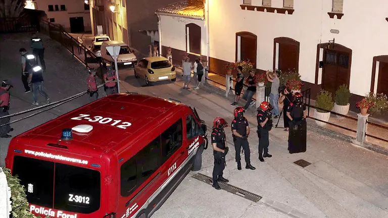 Agentes de la Policía Foral en las inmediaciones del lugar en el que tres personas han resultado muertas en un tiroteo ocurrido esta tarde en la localidad navarra de Cáseda. EFE/Jesus Diges