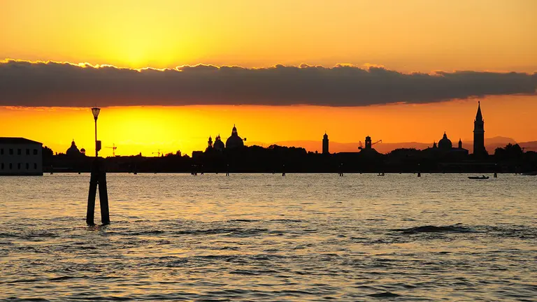 Imagen de un atardecer en la ciudad de Venecia.