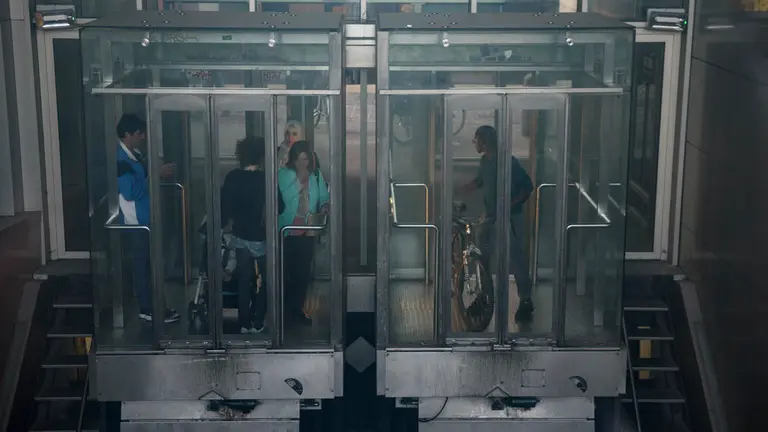 El alcalde de Pamplona, Joseba Asiron, y los miembros de la Gerencia y Comisión de Urbanismo visitan el ascensor de Descalzos. MIGUEL OSÉS_9