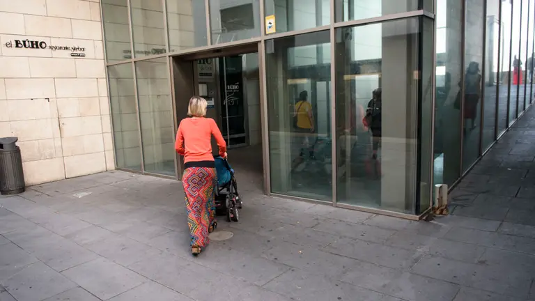 El alcalde de Pamplona, Joseba Asiron, y los miembros de la Gerencia y Comisión de Urbanismo visitan el ascensor de Descalzos. MIGUEL OSÉS_11