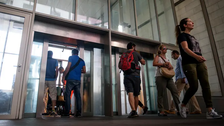 El alcalde de Pamplona, Joseba Asiron, y los miembros de la Gerencia y Comisión de Urbanismo visitan el ascensor de Descalzos. MIGUEL OSÉS_14