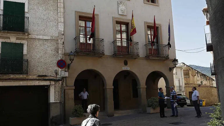 GRAF6271. PAMPLONA (ESPAÑA), 19/09/2018.-El Ayuntamiento de Cáseda ha decretado tres días de luto oficial y ha colocado crespones negros en las banderas por la muerte a tiros de tres personas en una reyerta entre dos familias, un suceso por el que hay tres personas detenidas. En un comunicado difundido hoy, el Ayuntamiento lamenta el suceso que acabó con la vida de José Jiménez, vecino de Cáseda de 29 años y padre de una niña de 2 años, su hermano de 16 años y su padre Fermín de 50 años, estos dos últimos vecinos de Eslava. EFE/Jesús Diges